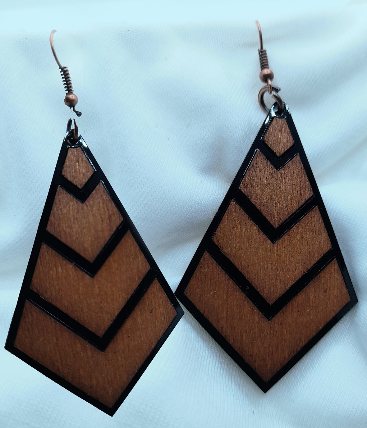 "COMPOSITI" earrings in black plexiglass and wood_MOD1